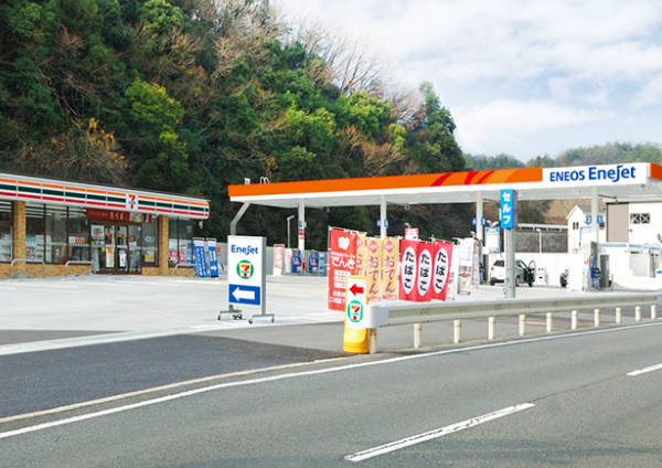 セブンイレブン併設のセルフ川西一庫SS